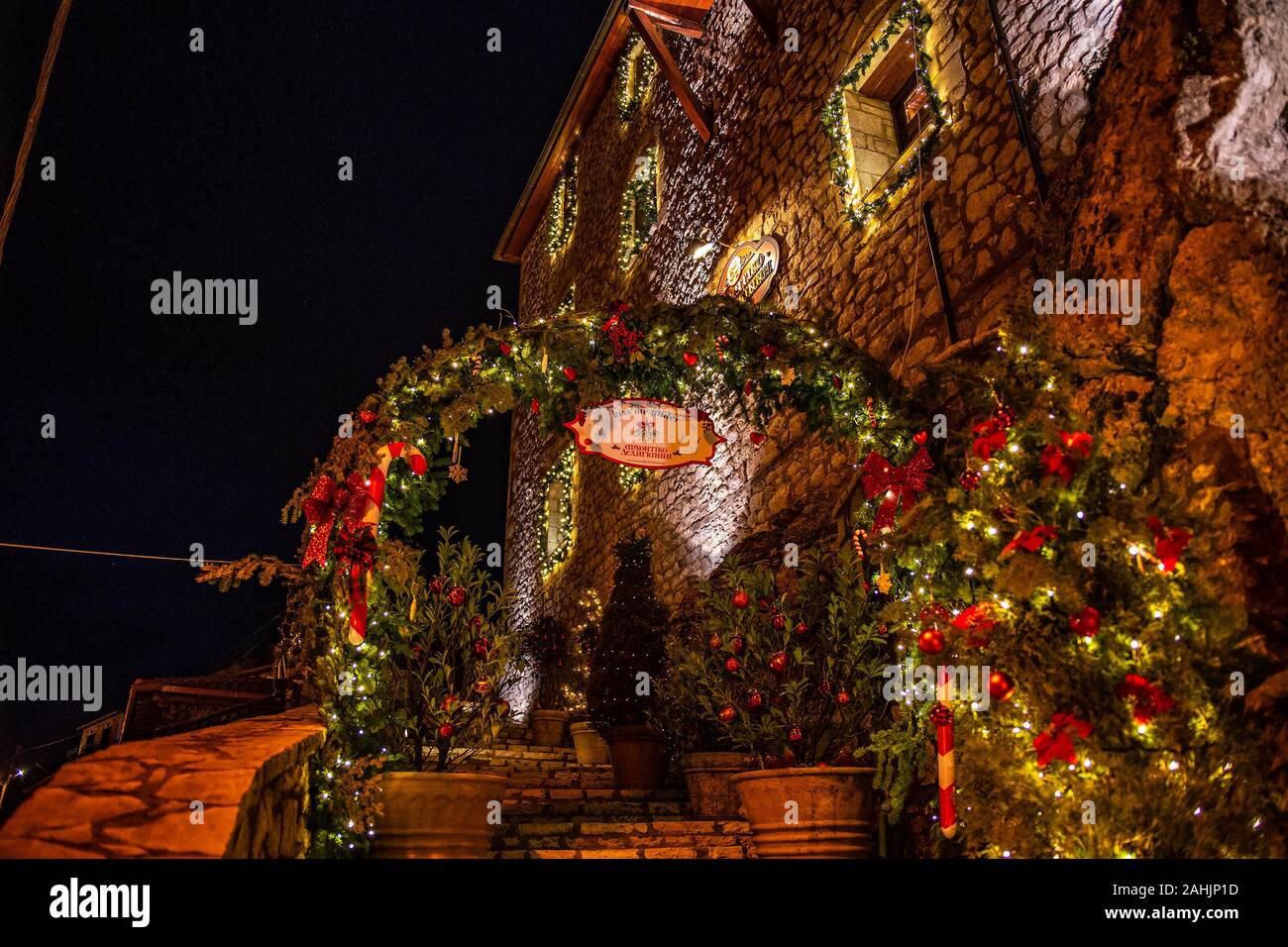 Schön geschmückte Straßen und weihnachtliche Atmosphäre durch den zentralen Platz von Dimitsana Dorf in Arcadia, Griechenland Stockfoto