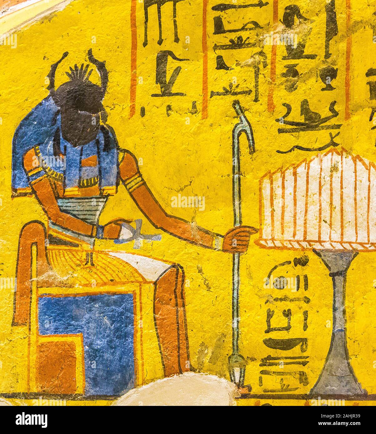 UNESCO Welterbe, Theben in Ägypten, Deir el-Medineh, Grab von Irynefer. Der Gott KHEPRI vor ein Podest voller Scheiben Brot. Stockfoto