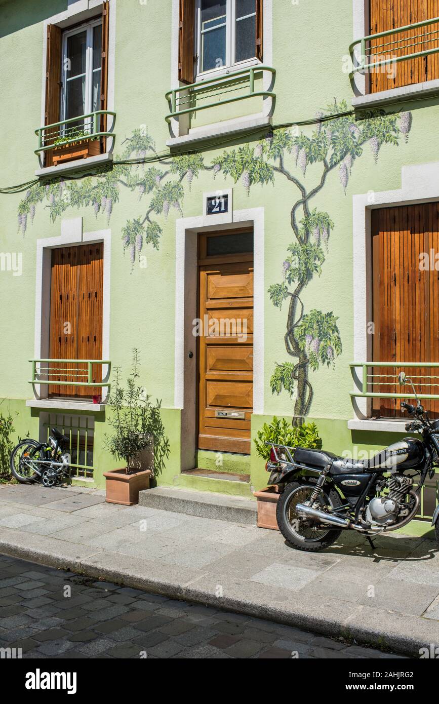 Paris, Frankreich, 05.Juli, 2019: Bunte Häuser, Rue Cremieux. Stockfoto