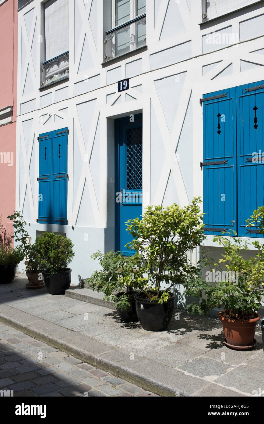 Paris, Frankreich, 05.Juli, 2019: Bunte Häuser, Rue Cremieux. Stockfoto