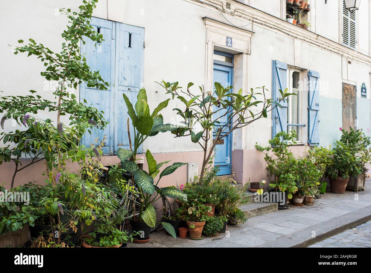 Paris, Frankreich, 05.Juli, 2019: Bunte Häuser, Rue Cremieux. Stockfoto