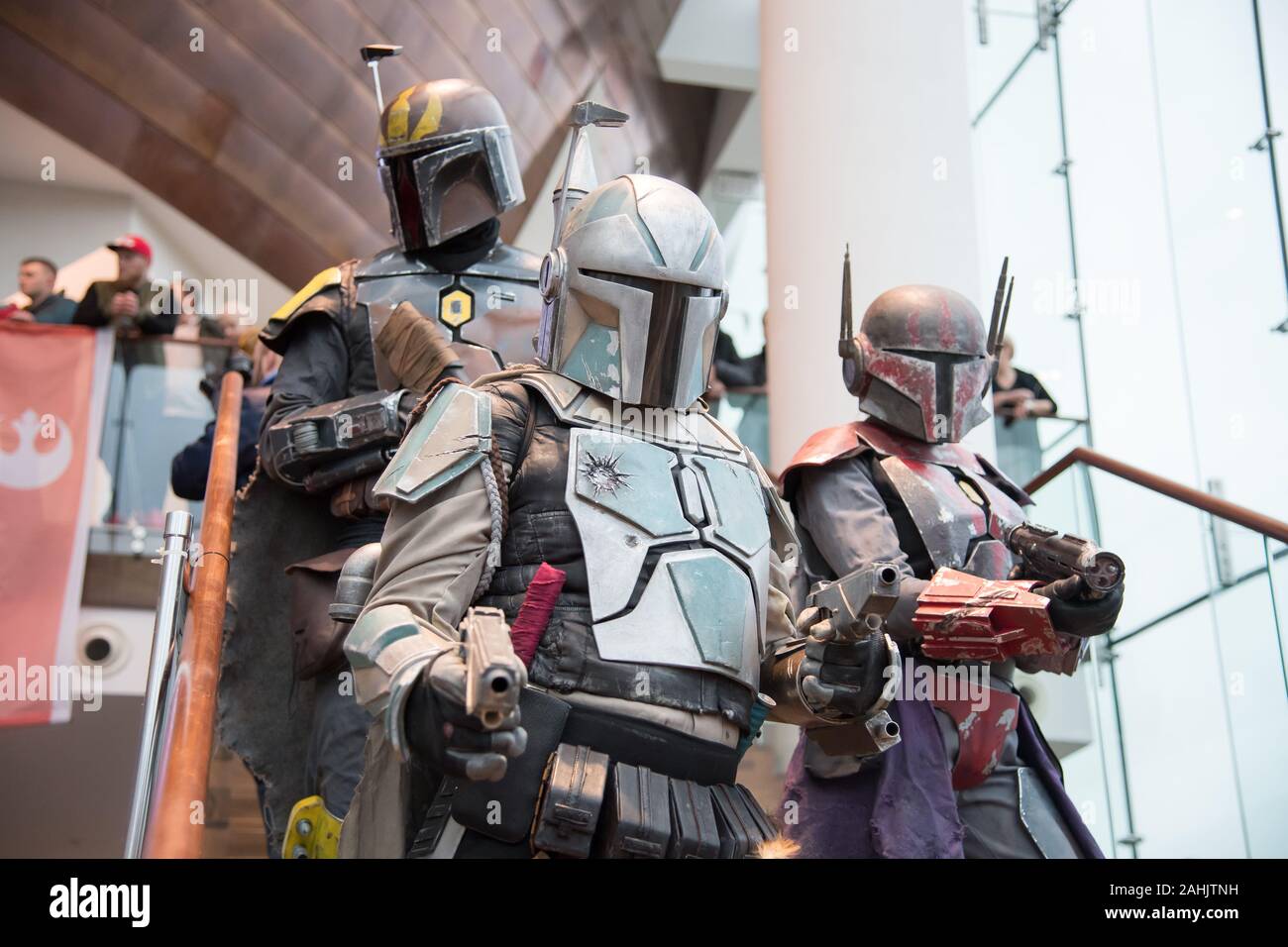 Star Wars Fans gekleidet wie Mandalorians während eines "Star Wars"-Fans treffen Forcecon 2019. Wejherowo, Polen. 21. Dezember 2019 © wojciech Strozyk/Alamy Stockfoto