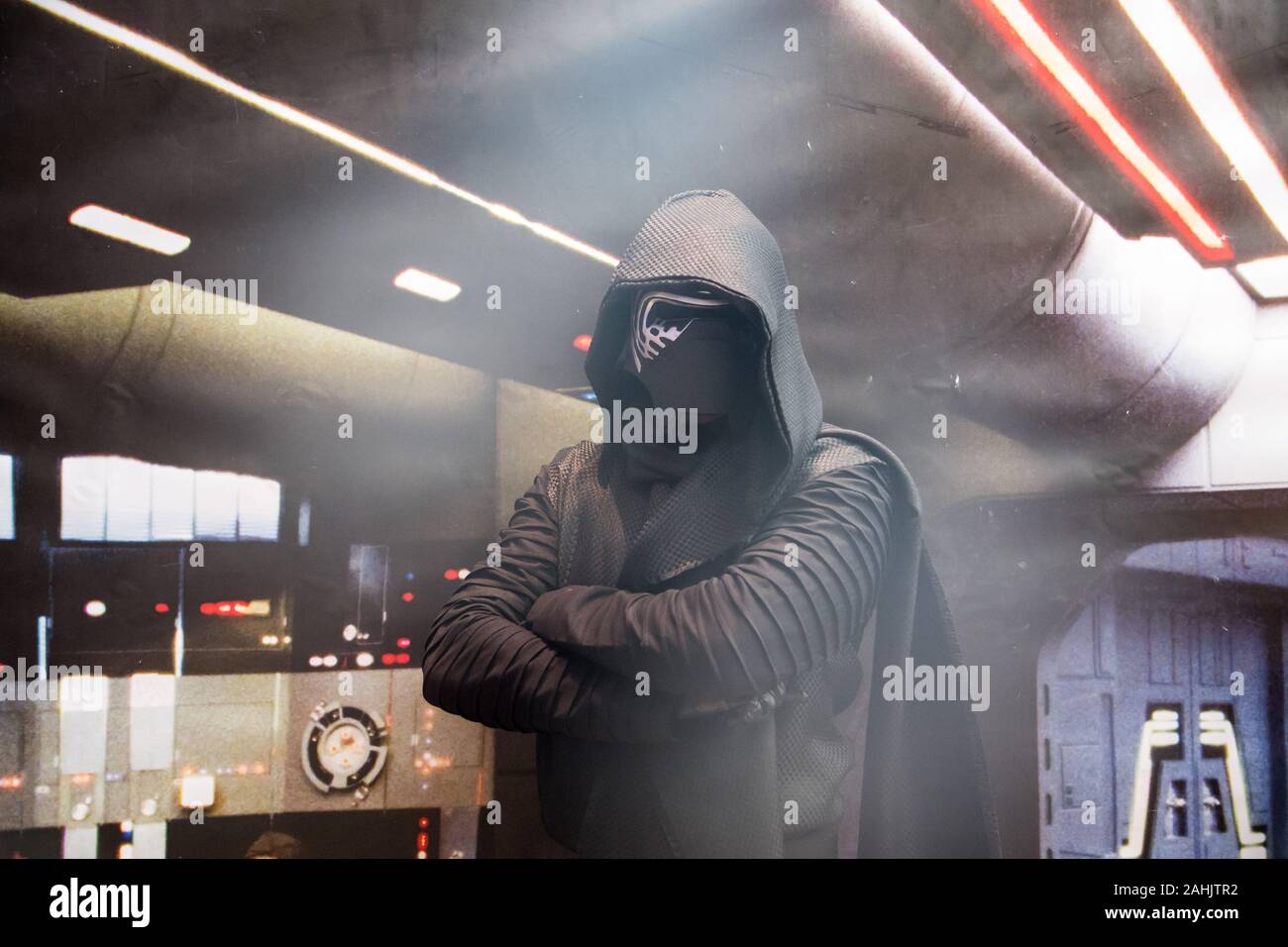 Star Wars Fan verkleidet als Kylo Ren während eines "Star Wars"-Fans treffen Forcecon 2019. Wejherowo, Polen. 21. Dezember 2019 © wojciech Strozyk/Alamy Stoc Stockfoto