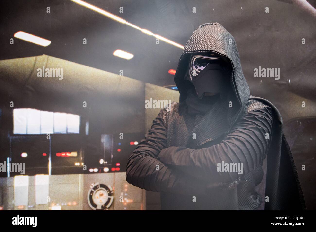 Star Wars Fan verkleidet als Kylo Ren während eines "Star Wars"-Fans treffen Forcecon 2019. Wejherowo, Polen. 21. Dezember 2019 © wojciech Strozyk/Alamy Stoc Stockfoto