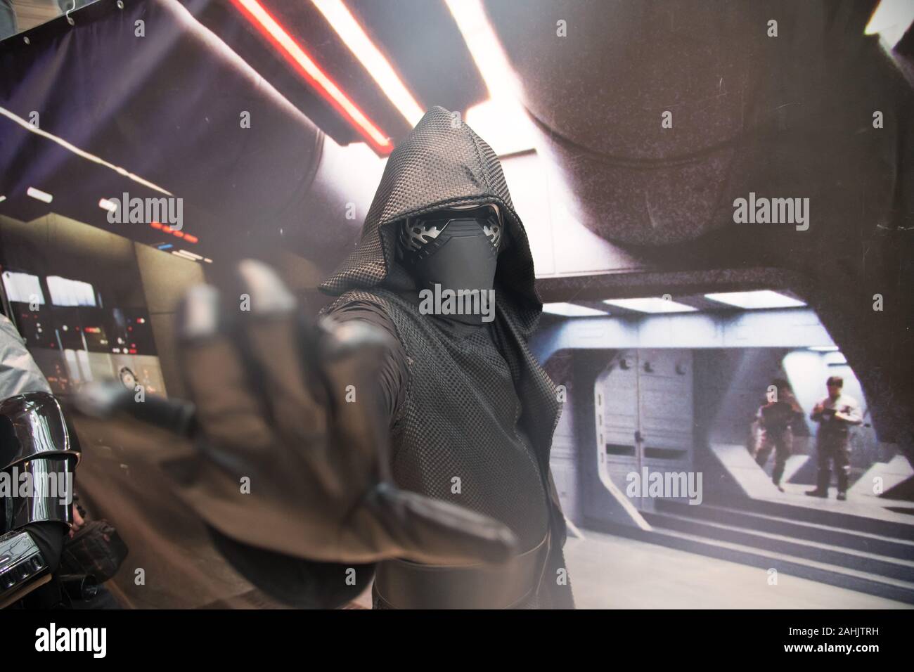 Star Wars Fan verkleidet als Kylo Ren während eines "Star Wars"-Fans treffen Forcecon 2019. Wejherowo, Polen. 21. Dezember 2019 © wojciech Strozyk/Alamy Stoc Stockfoto