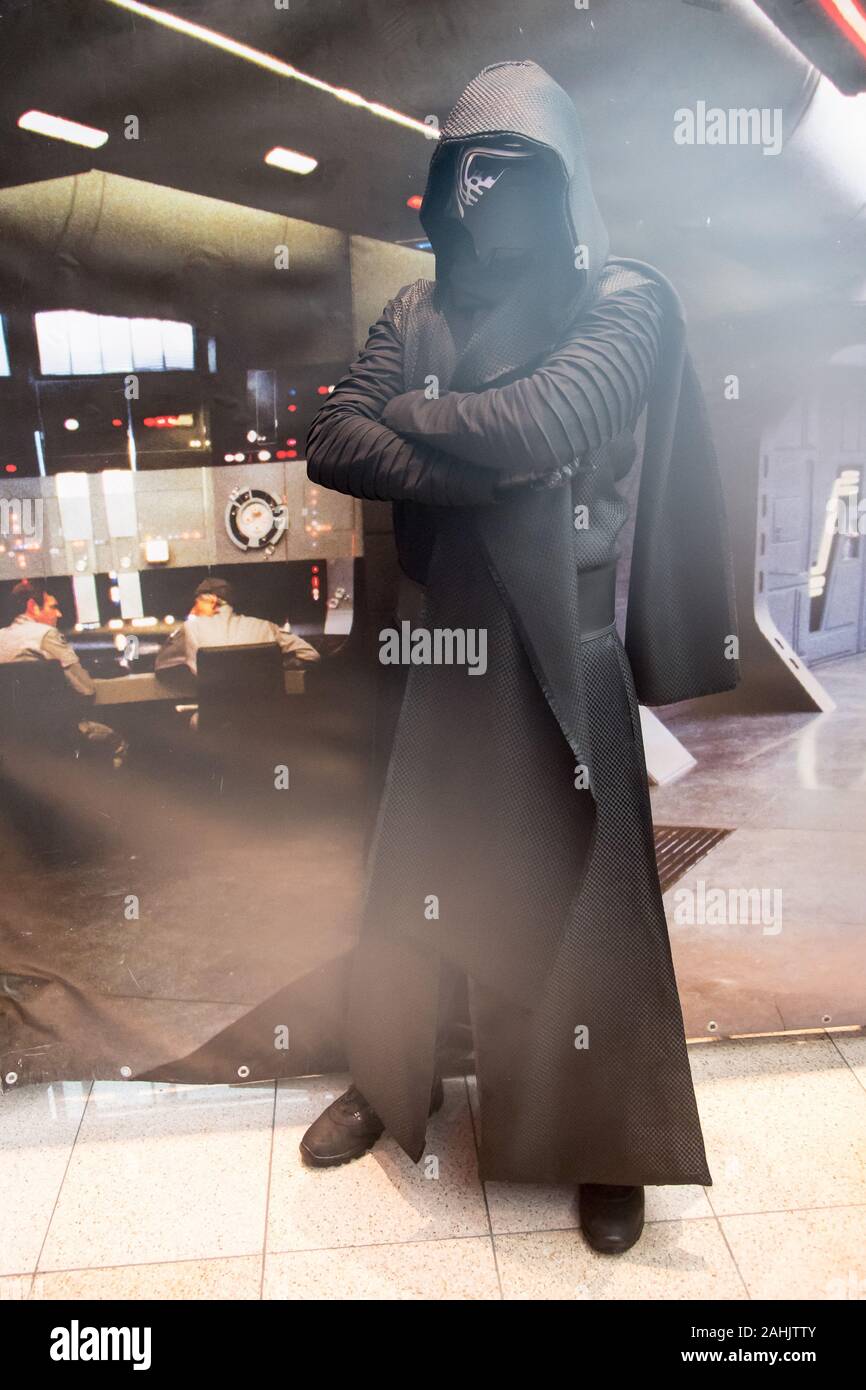Star Wars Fan verkleidet als Kylo Ren während eines "Star Wars"-Fans treffen Forcecon 2019. Wejherowo, Polen. 21. Dezember 2019 © wojciech Strozyk/Alamy Stoc Stockfoto
