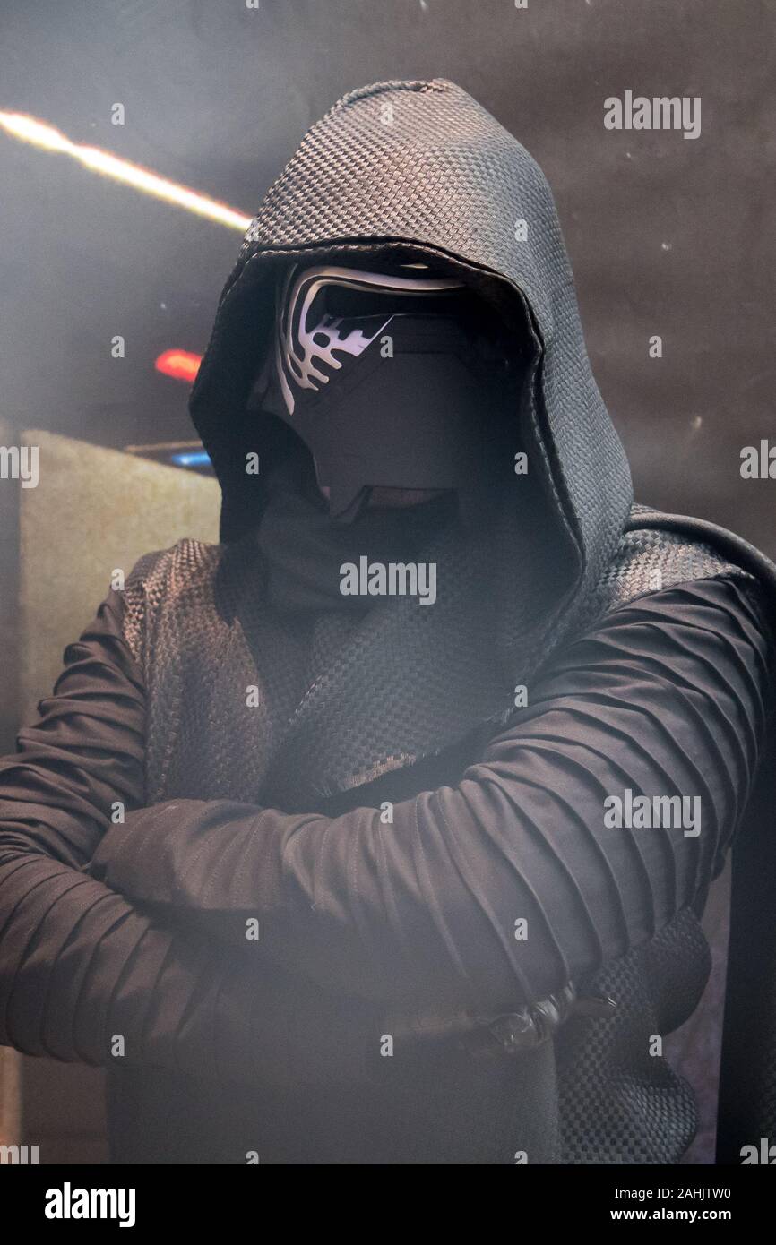 Star Wars Fan verkleidet als Kylo Ren während eines "Star Wars"-Fans treffen Forcecon 2019. Wejherowo, Polen. 21. Dezember 2019 © wojciech Strozyk/Alamy Stoc Stockfoto