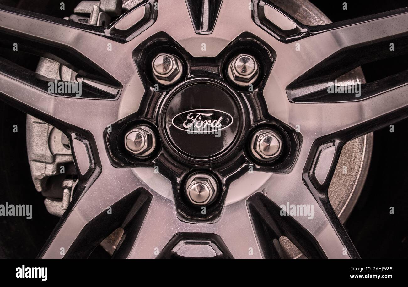 Ford SUV-Rad: der mittleren Nabe des Magnesium- Leichtmetallfelgen und Schrauben. Stockfoto