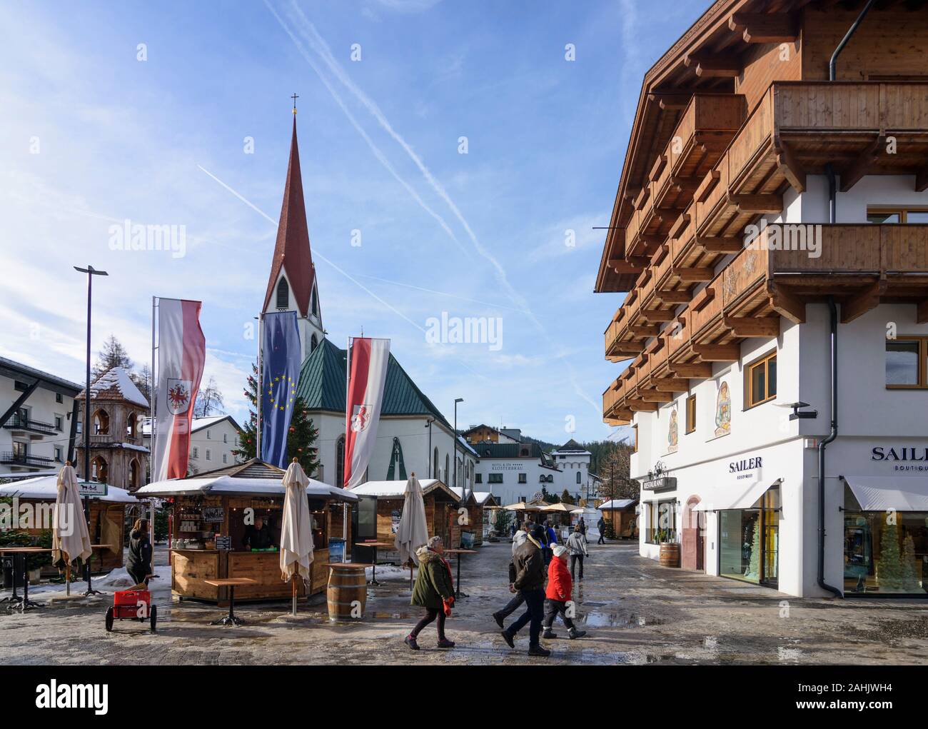 Seefeld in Tirol: square Dorfplatz, Weihnachtsmarkt, KIRCHE DER HL. Oswald in der Olympiaregion Seefeld, Tirol, Tirol, Österreich Stockfoto