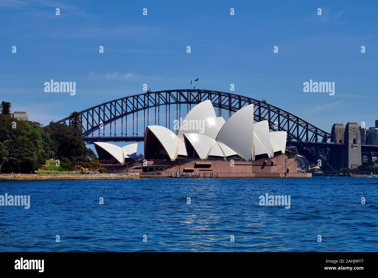 Sydney, NSW, Australien - Oktober 28, 2017: Opery und Sydney Harbour Bridge, beeindruckende Sehenswürdigkeiten und touristische Attraktionen in der Hauptstadt von N Stockfoto