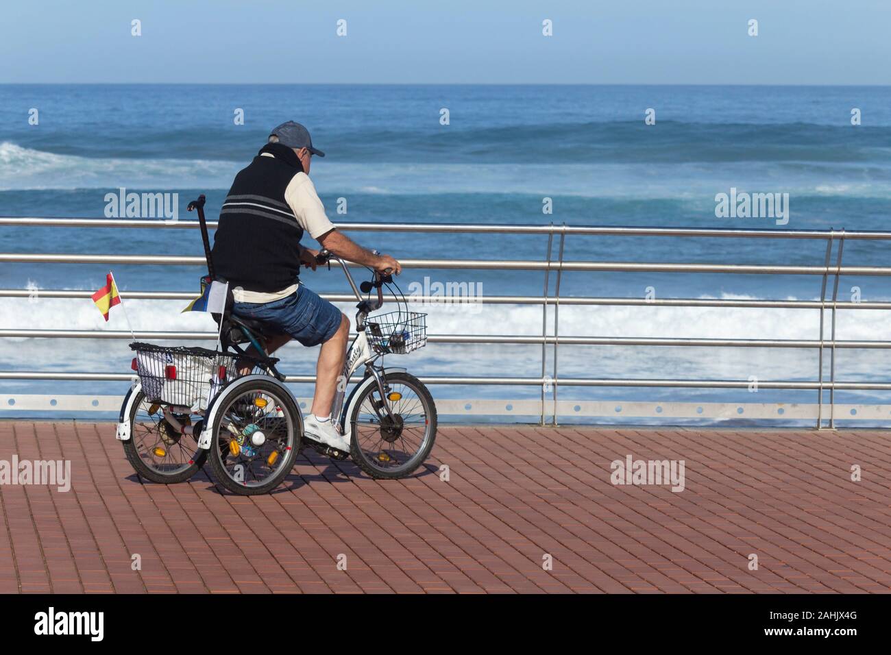 Älterer mann Ausübung auf Dreirad Fahrrad Stockfoto