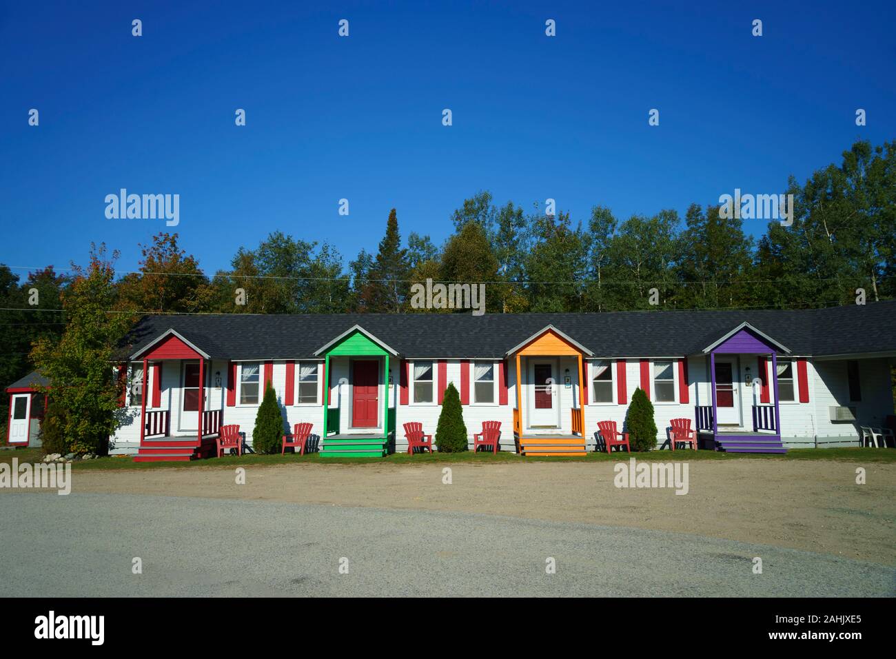 Reihe von bunten Kabinen am Mount Jefferson View Motel in Bowman, New Hampshire, USA. Stockfoto