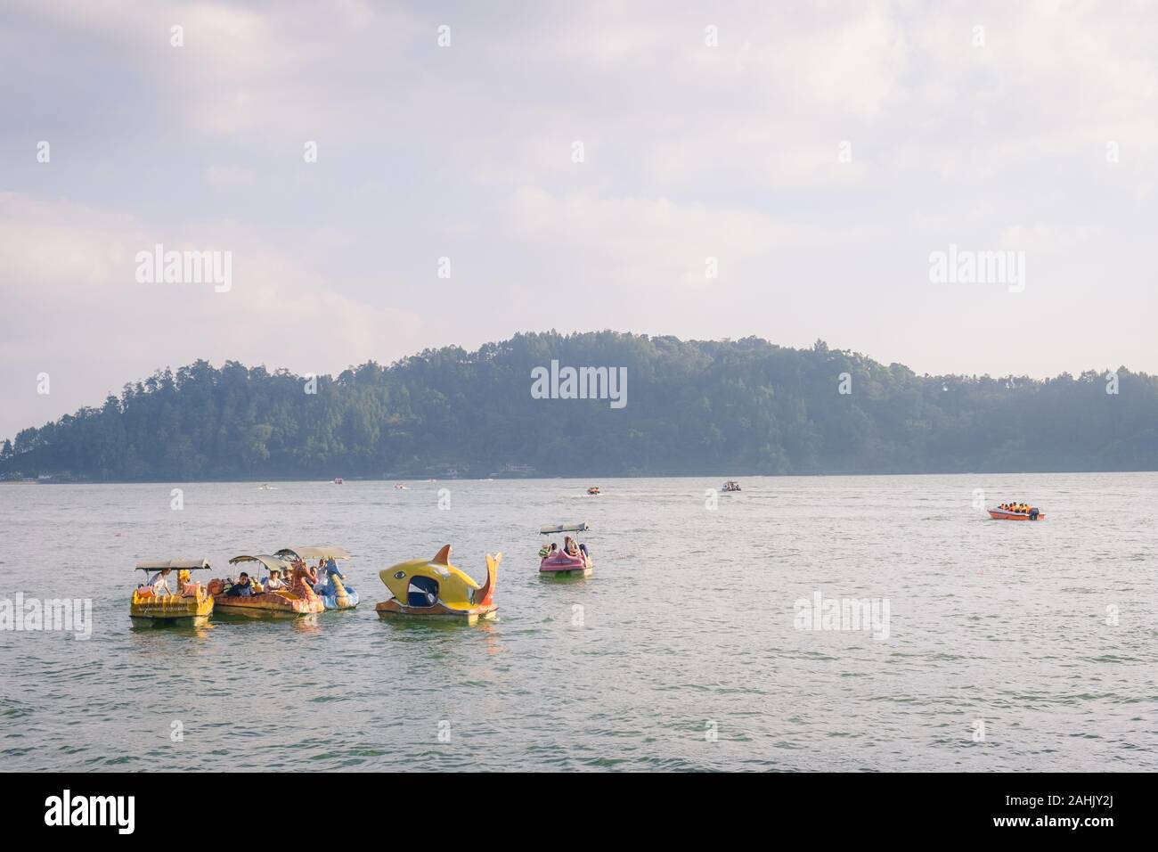 Tourist spielen Paddelboot auf Ngebel Lake, Ponorogo, Ost-Java, Indonesien Stockfoto