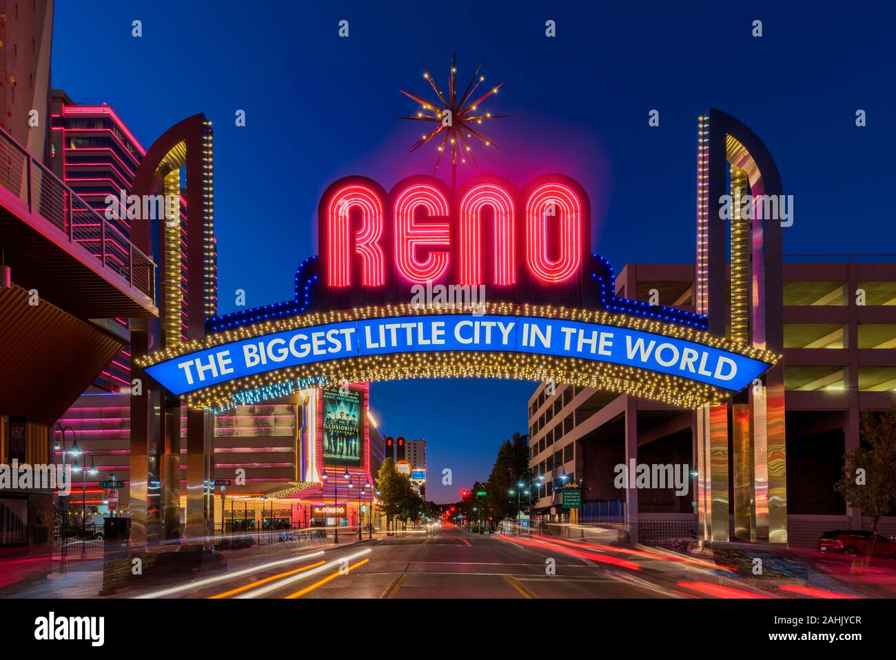 Reno Arch Zeichen in Reno, Nevada, USA in der Abenddämmerung. Reno ist die zweitgrößte Stadt in Nevada und berühmt für seine Kasinos und Unterhaltung. Stockfoto