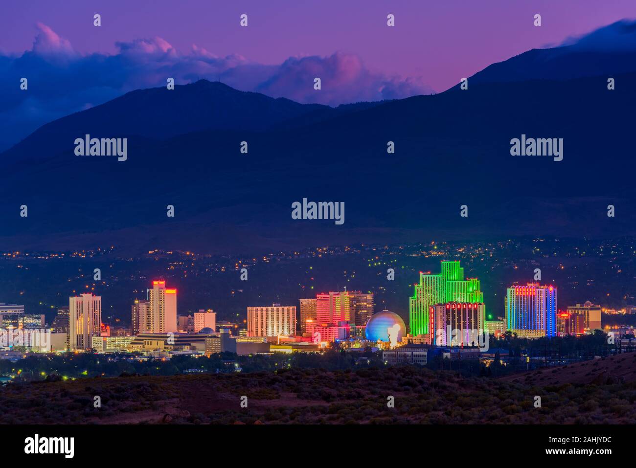 Skyline von Reno Nevada USA bei Dämmerung Stockfoto