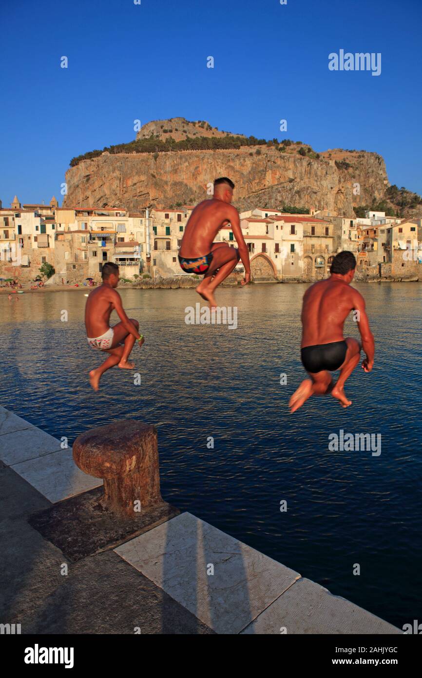 Eintauchen in das Meer von der Pier, Cefalù, Sizilien, Italien Stockfoto