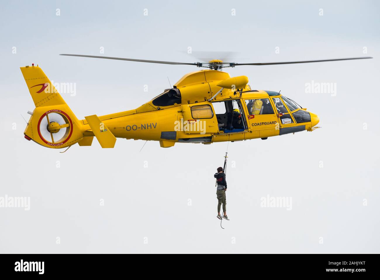 Ein Eurocopter AS365 Dauphin Suche und Rettung Hubschrauber der zivile Hubschrauber operator Noordzee Helikopters Vlaanderen (NHV). Stockfoto