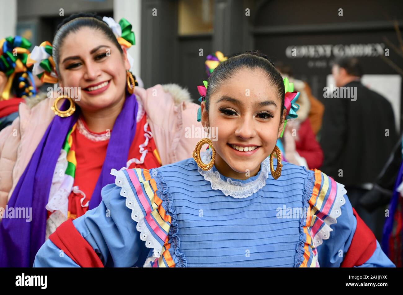 Darsteller aus Karneval del Pueblo. Vorschau Veranstaltung, LNYDP@Covent Garden. Einige der besten Darsteller LNYDP's trat begannen die Feierlichkeiten. Covent Garden, London. Großbritannien Stockfoto