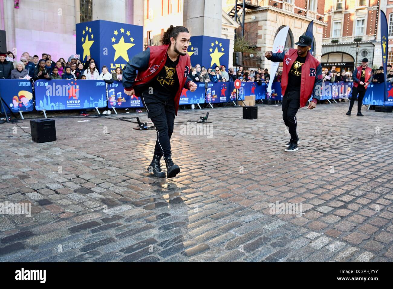 KNW Welt. Vorschau Veranstaltung, LNYDP@Covent Garden. Einige der besten Darsteller LNYDP's trat begannen die Feierlichkeiten. Covent Garden Piazza, Covent Garden, London. Großbritannien Stockfoto