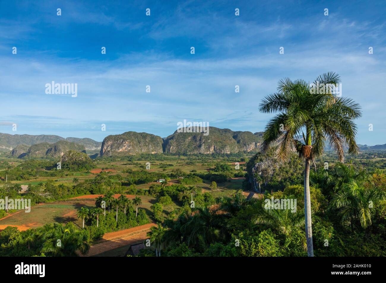 Panoramablick über Landschaft mit mogotes im Tal von Vinales, Kuba. Stockfoto