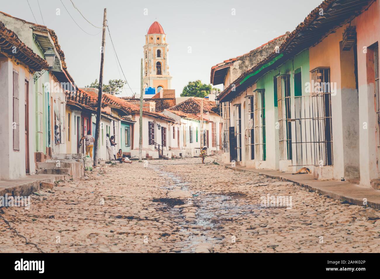 TRINIDAD, Kuba - Dezember 16, 2019: Bunte Häuser und Oldtimer in Trinidad, Kuba. Unesco-Weltkulturerbe. Stockfoto