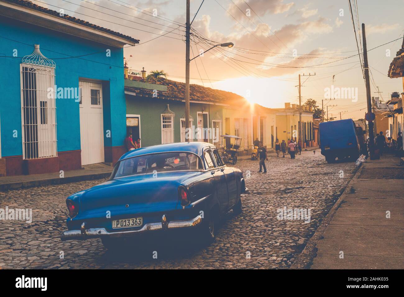 TRINIDAD, Kuba - Dezember 16, 2019: Bunte Häuser und Oldtimer in Trinidad, Kuba. Unesco-Weltkulturerbe. Stockfoto