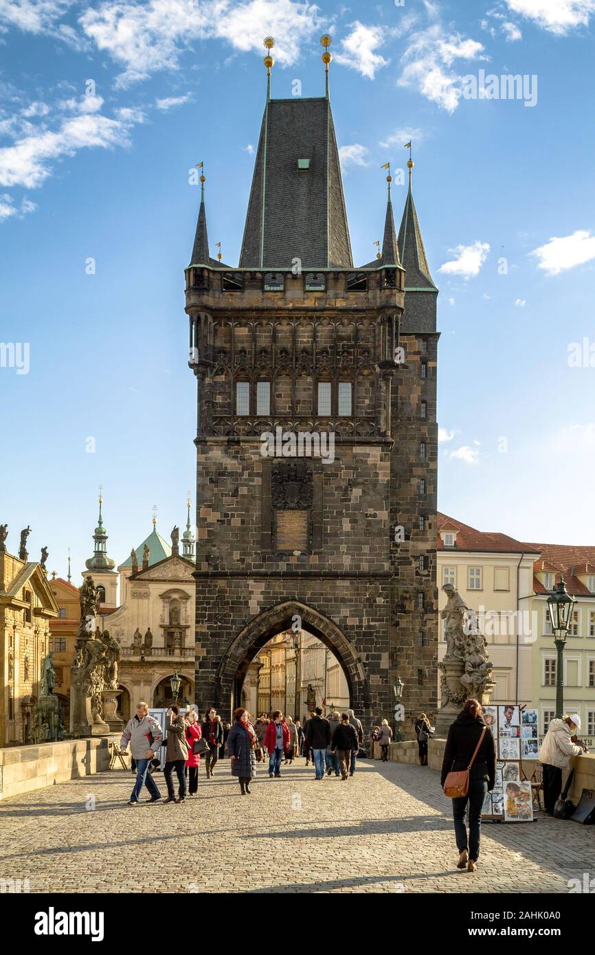 Der Altstädter Brückenturm am östlichen Ende der Karlsbrücke in Prag, Tschechische Republik an einem sonnigen Herbsttag Stockfoto