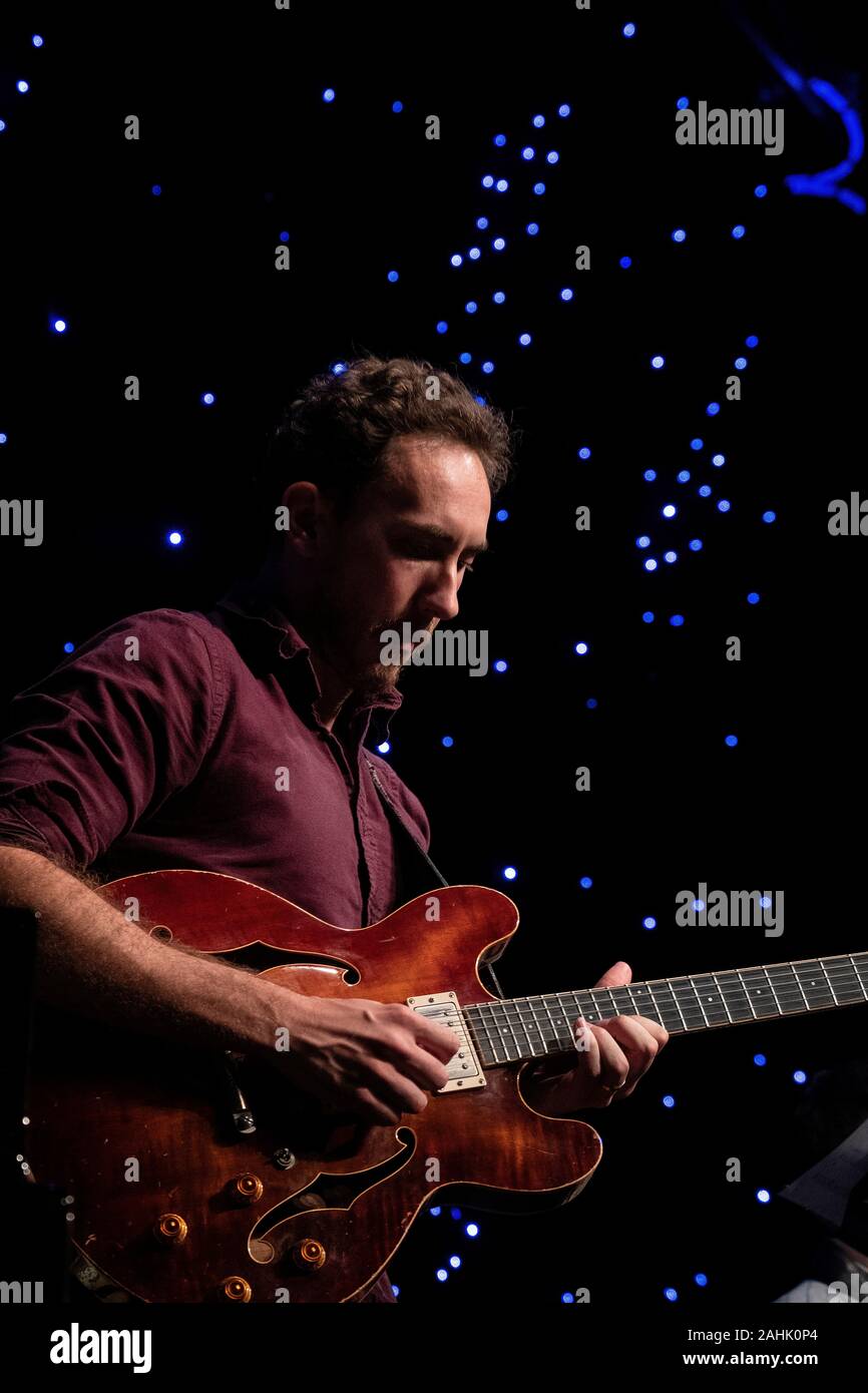 Alex Munk spielt Gitarre mit Sam Rapley sagenumwobenen, Scarborough Jazz Festival 2019 Stockfoto