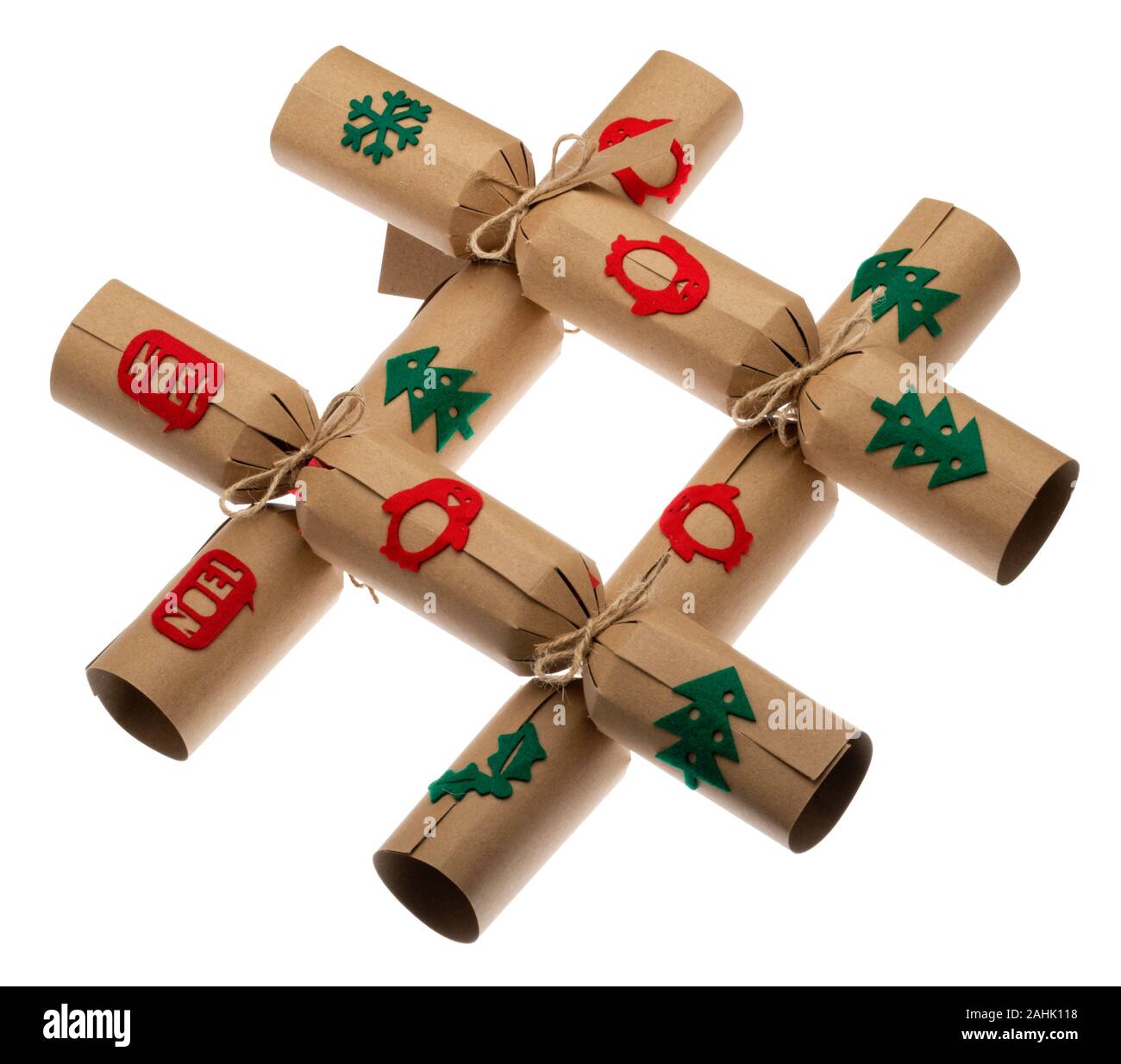 Hashtag Weihnachten. Hausgemachte Xmas Cracker für den festlichen Tisch. Christmas Cracker mit vorhanden, Witz und Papier hat. Metadaten-Tag. Stockfoto