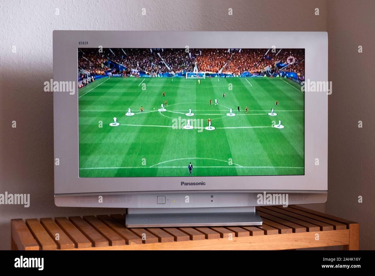 Internationales Fußballspiel live im Fernsehen übertragen Stockfoto