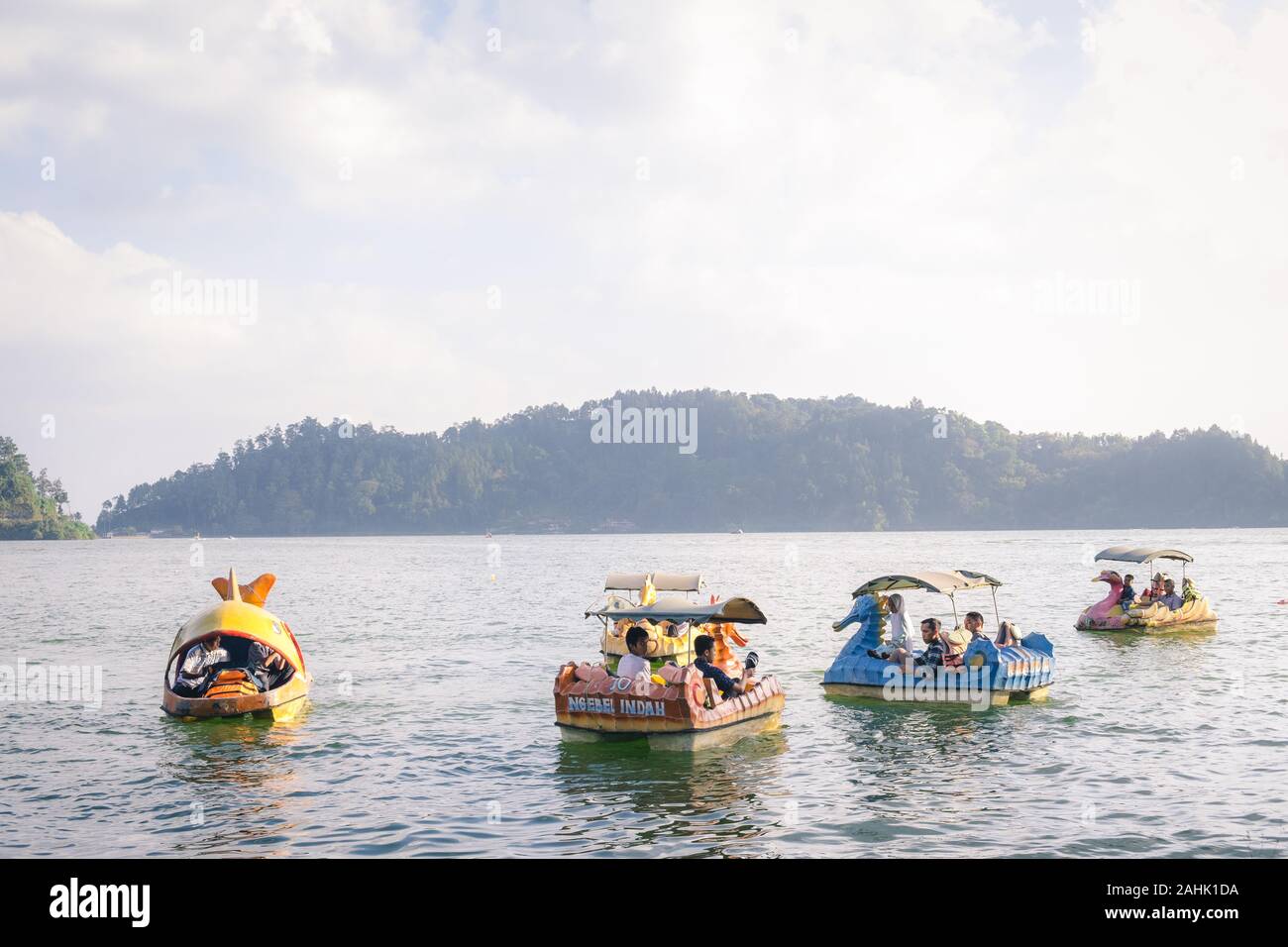 Tourist spielen Paddelboot auf Ngebel Lake, Ponorogo, Ost-Java, Indonesien Stockfoto