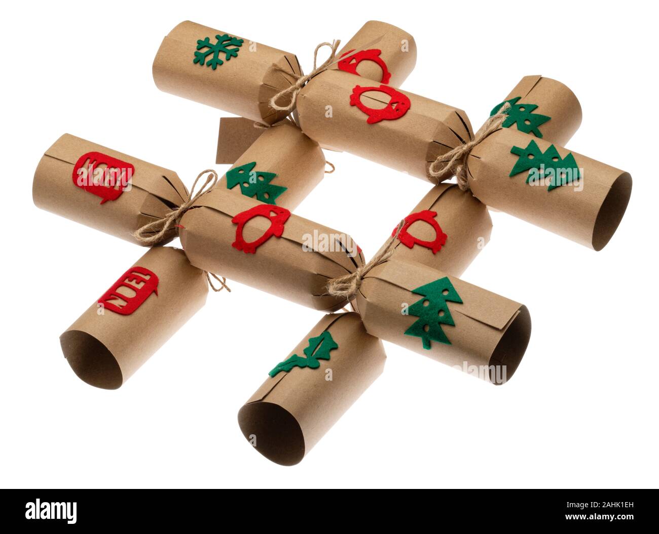 Hashtag Weihnachten. Hausgemachte Xmas Cracker für den festlichen Tisch. Christmas Cracker mit vorhanden, Witz und Papier hat. Metadaten-Tag. Stockfoto