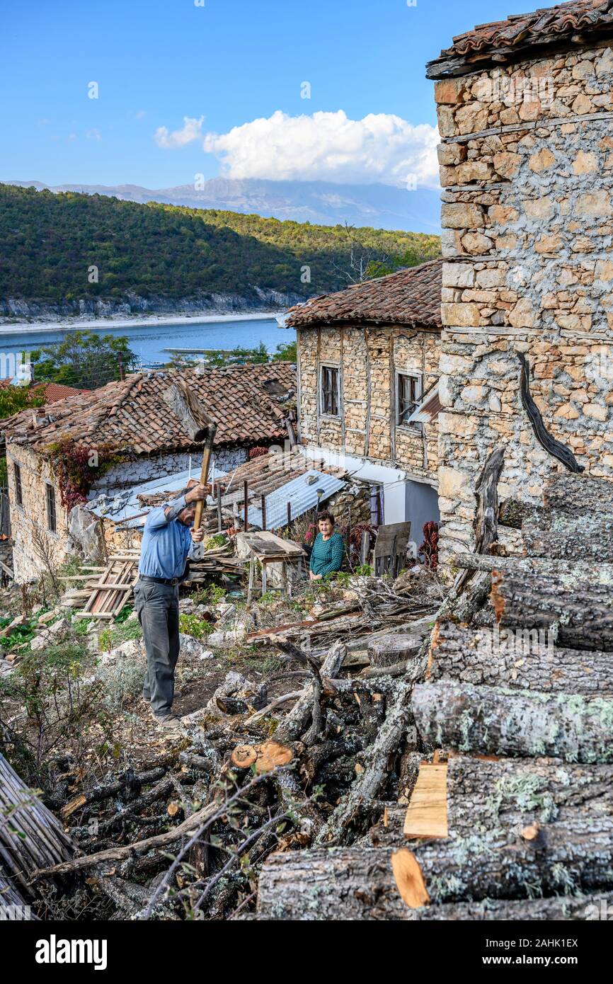 Zerkleinern von Brennholz für den Winter, in dem kleinen Fischerdorf Psarades am Lake Prespa in Mazedonien, im Norden Griechenlands. Stockfoto