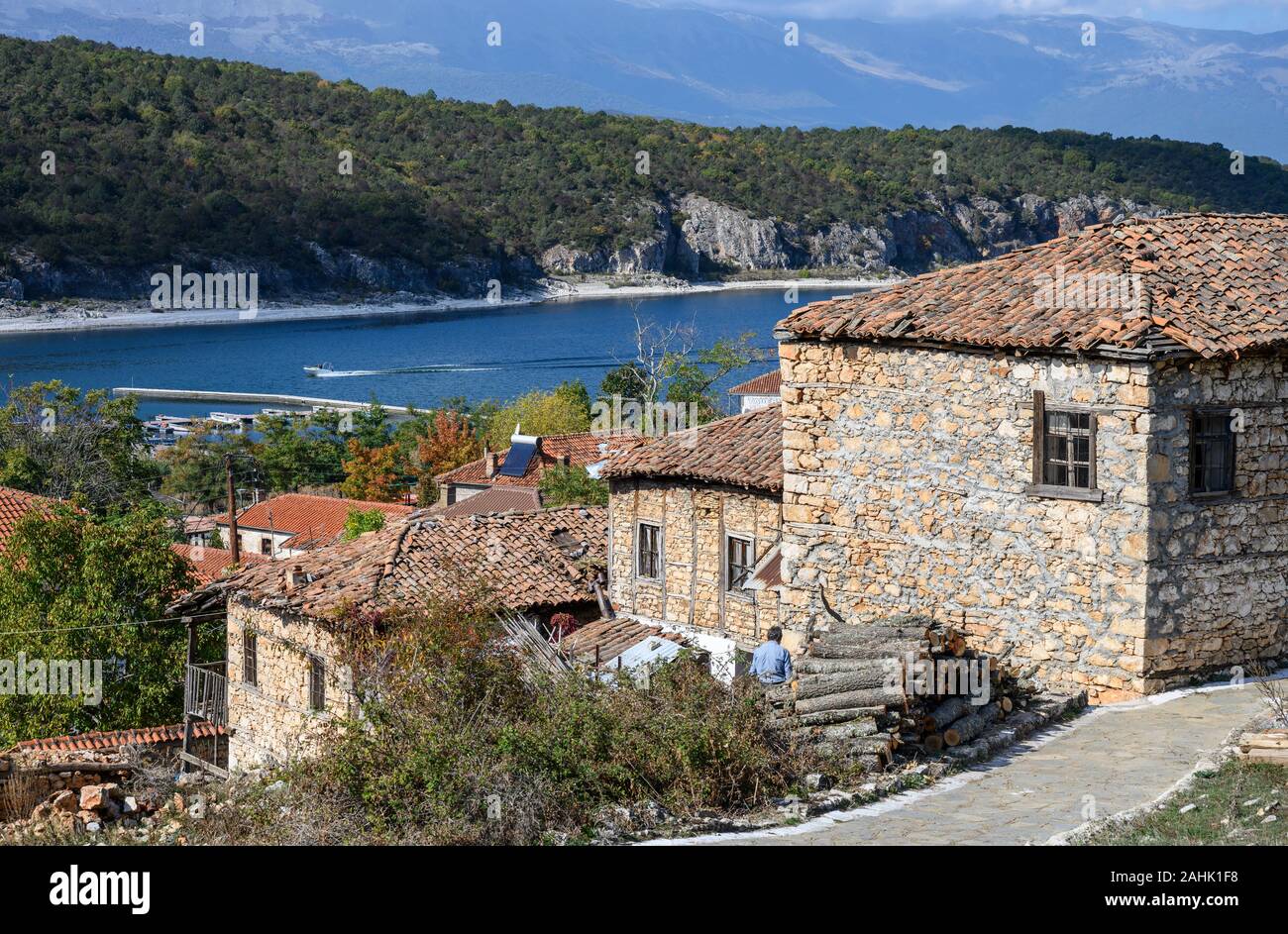 Alte Steinhäuser in das Dorf Psarades am Lake Prespa in Mazedonien, im Norden Griechenlands. Stockfoto