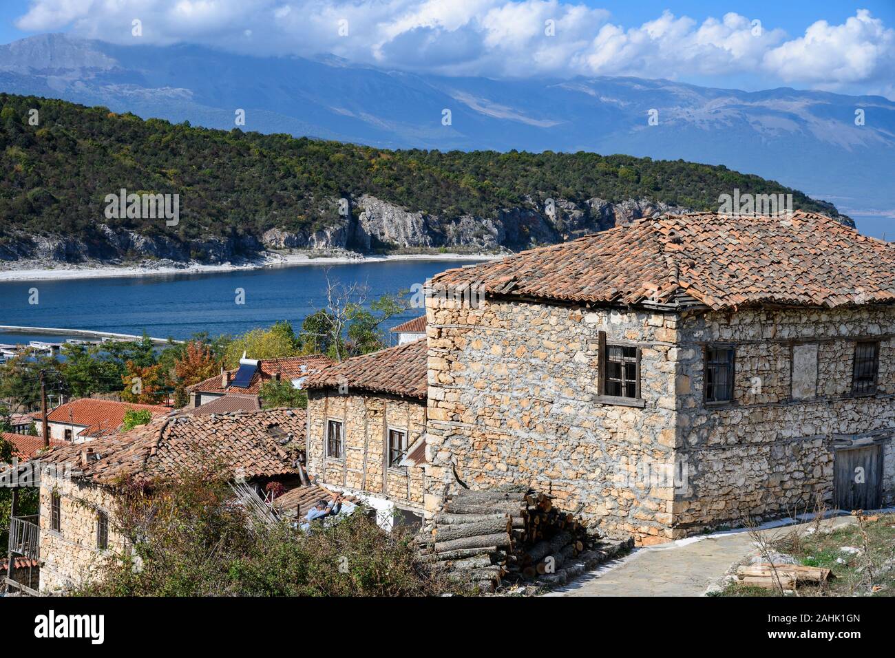Alte Steinhäuser in das Dorf Psarades am Lake Prespa in Mazedonien, im Norden Griechenlands. Stockfoto