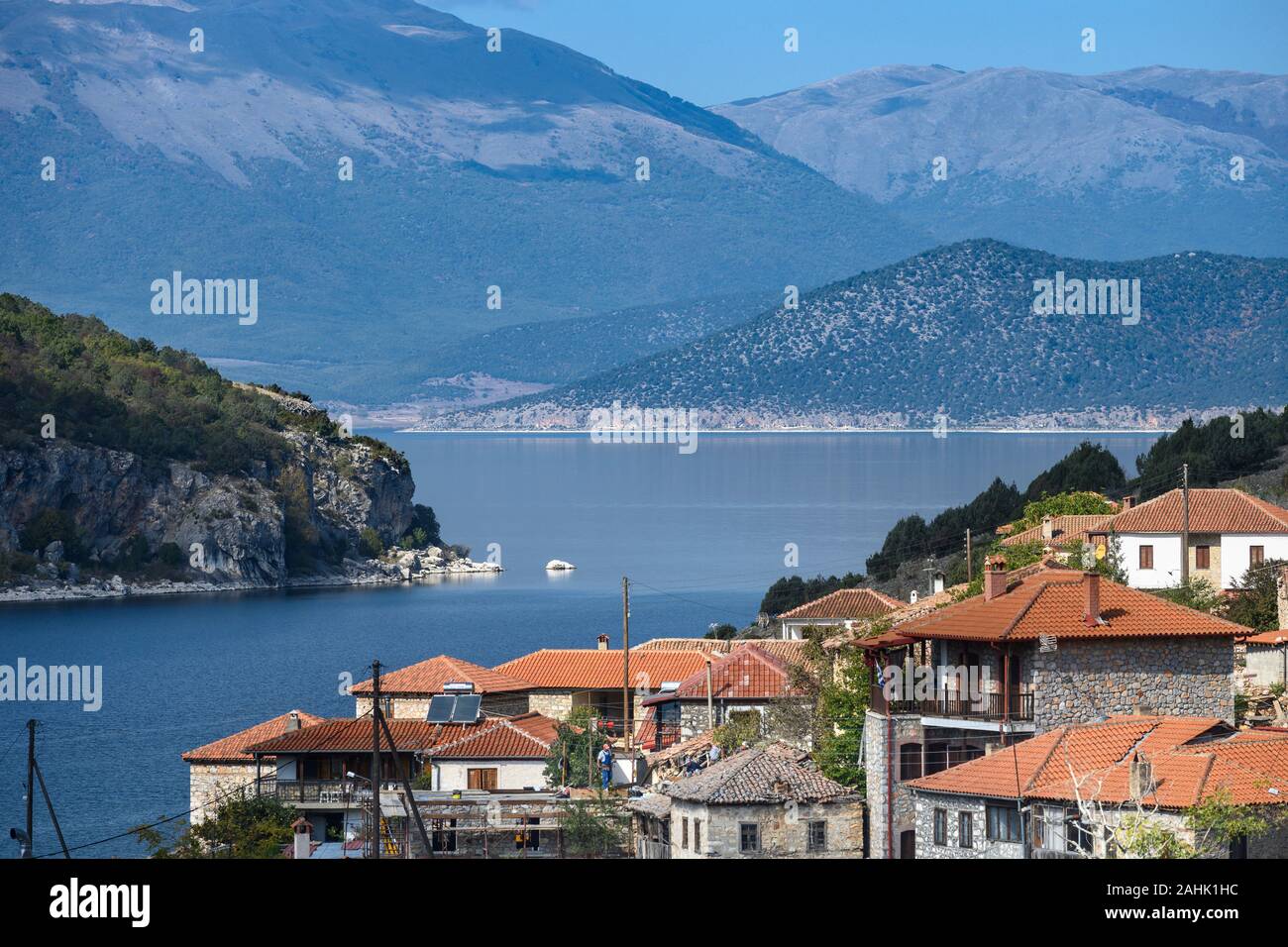 Blick über das Dorf Psarades am Lake Prespa in Mazedonien, im Norden Griechenlands. Stockfoto