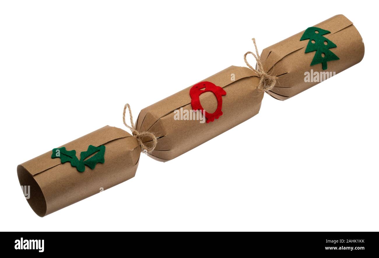 Hausgemachte Xmas cracker für den festlichen Tisch. Christmas Cracker mit vorhanden, Witz und Papier hat. Stockfoto