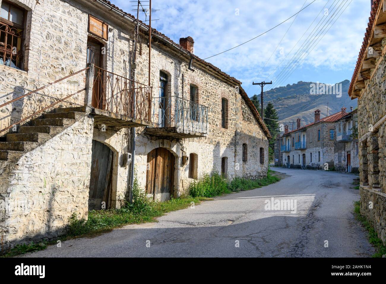 Die alten Häuser an der Hauptstraße, in dem kleinen Dorf Agios Germanos nahe Lake Prespa in der Gemeinde Prespes, Mazedonien, im Norden Griechenlands. Stockfoto