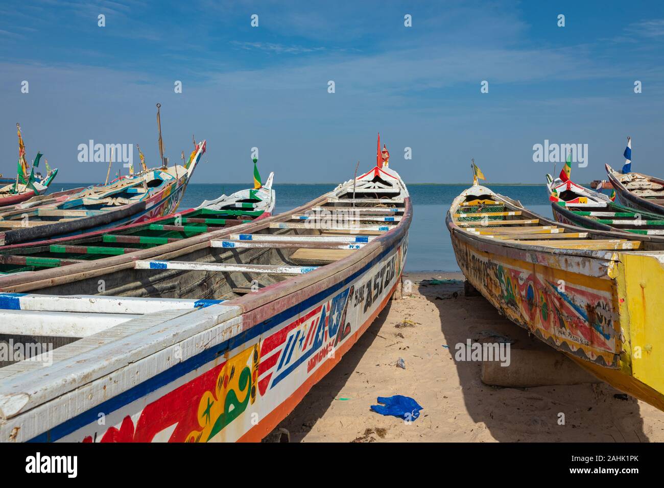Traditionelle lackiert Holz Fischerboot in Djiffer, Senegal. West Afrika. Stockfoto