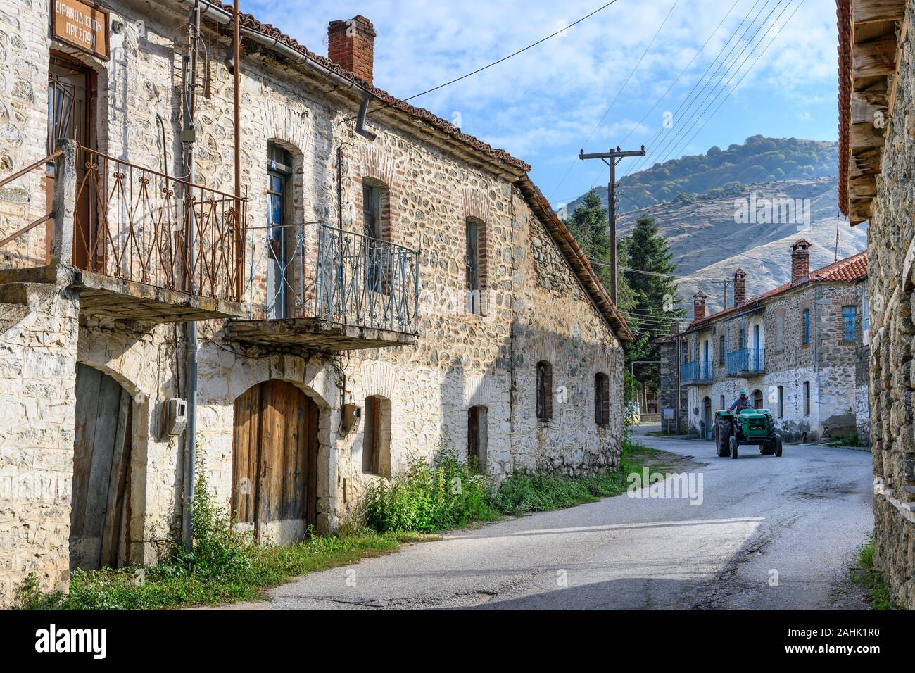 Die alten Häuser an der Hauptstraße, in dem kleinen Dorf Agios Germanos nahe Lake Prespa in der Gemeinde Prespes, Mazedonien, im Norden Griechenlands. Stockfoto