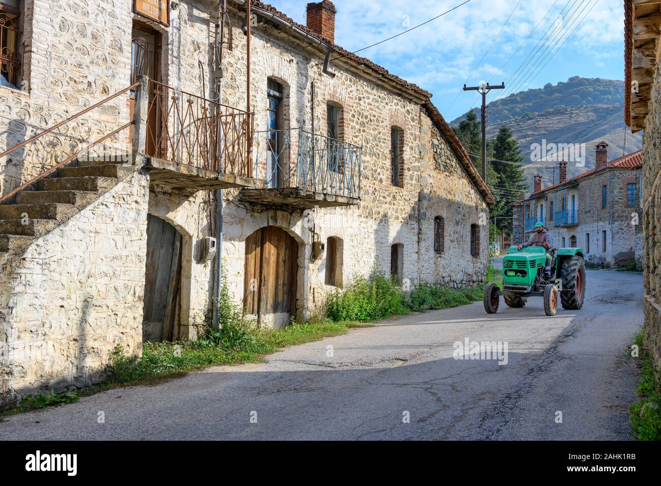 Die alten Häuser an der Hauptstraße, in dem kleinen Dorf Agios Germanos nahe Lake Prespa in der Gemeinde Prespes, Mazedonien, im Norden Griechenlands. Stockfoto