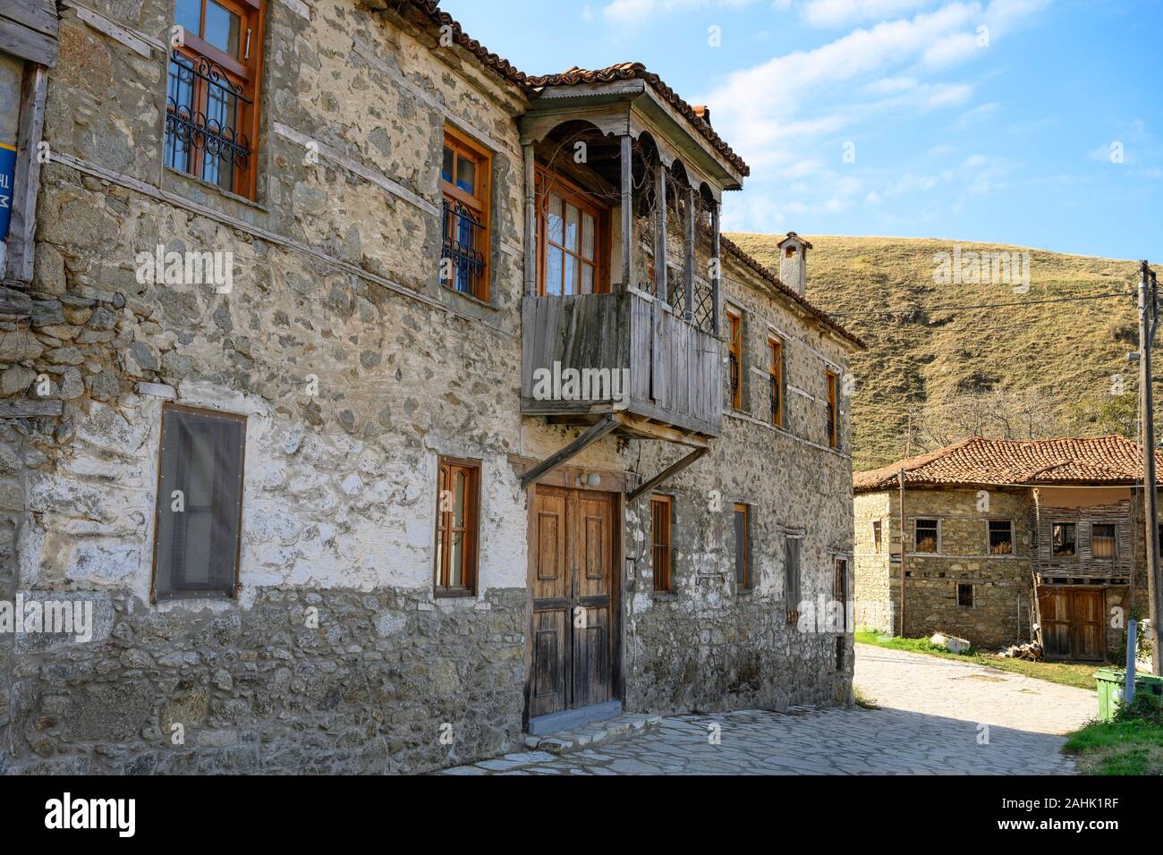 Alte Häuser in dem kleinen Dorf Agios Germanos nahe Lake Prespa in der Gemeinde Prespes, Mazedonien, im Norden Griechenlands. Stockfoto