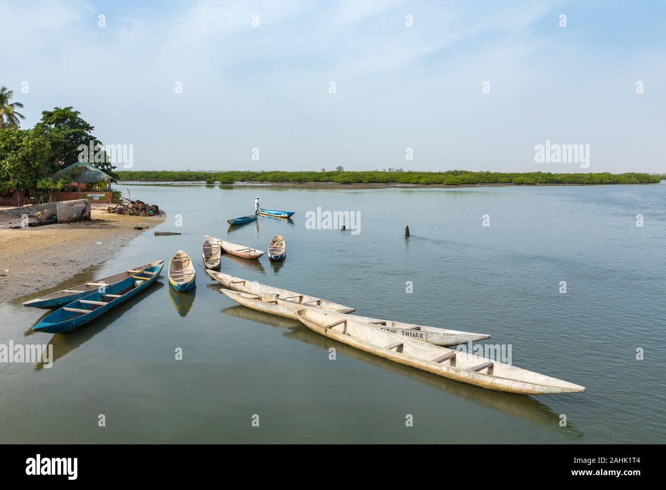 - JOAL FADIOUTH, SENEGAL - November 15, 2019: Fischer und kleinen lange Boote. Fadiauth Insel. Senegal. West Afrika. Stockfoto