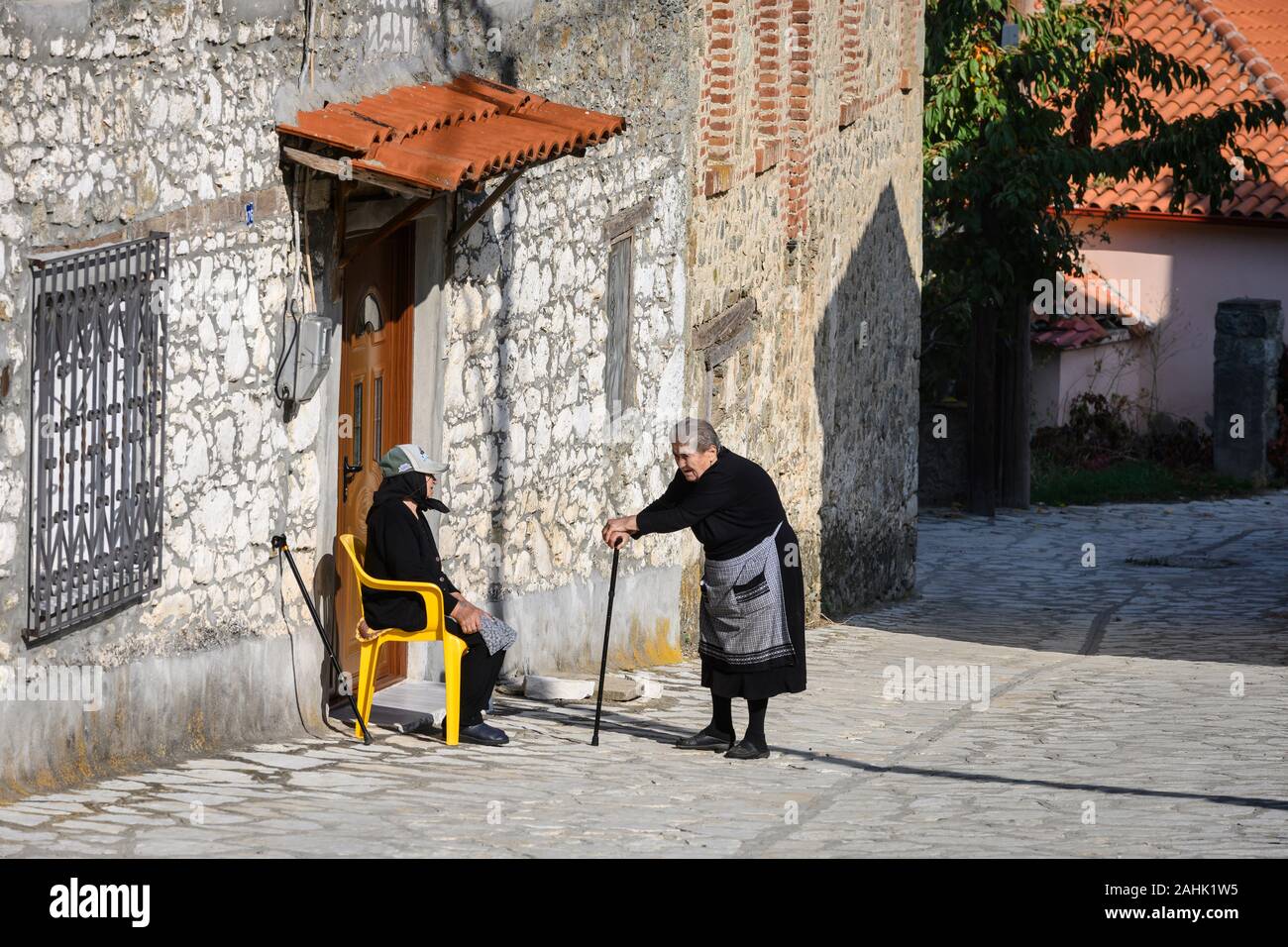 Alten Menschen in das kleine Dorf Agios Germanos nahe Lake Prespa in der Gemeinde Prespes, Mazedonien, im Norden Griechenlands. Stockfoto