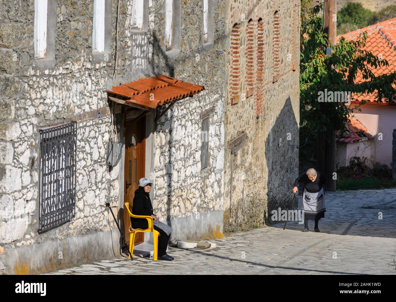 Alten Menschen in das kleine Dorf Agios Germanos nahe Lake Prespa in der Gemeinde Prespes, Mazedonien, im Norden Griechenlands. Stockfoto