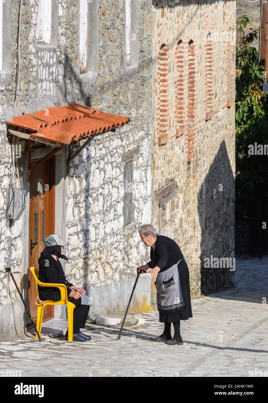 Alten Menschen in das kleine Dorf Agios Germanos nahe Lake Prespa in der Gemeinde Prespes, Mazedonien, im Norden Griechenlands. Stockfoto