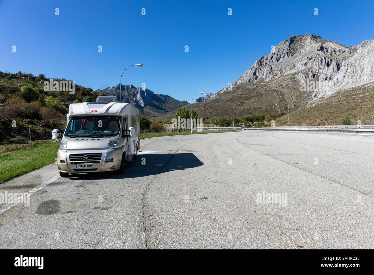 Motorhome Hielt an der menschenleeren Raststätte der Autobahn, Caldas de Luna, Spanien Stockfoto