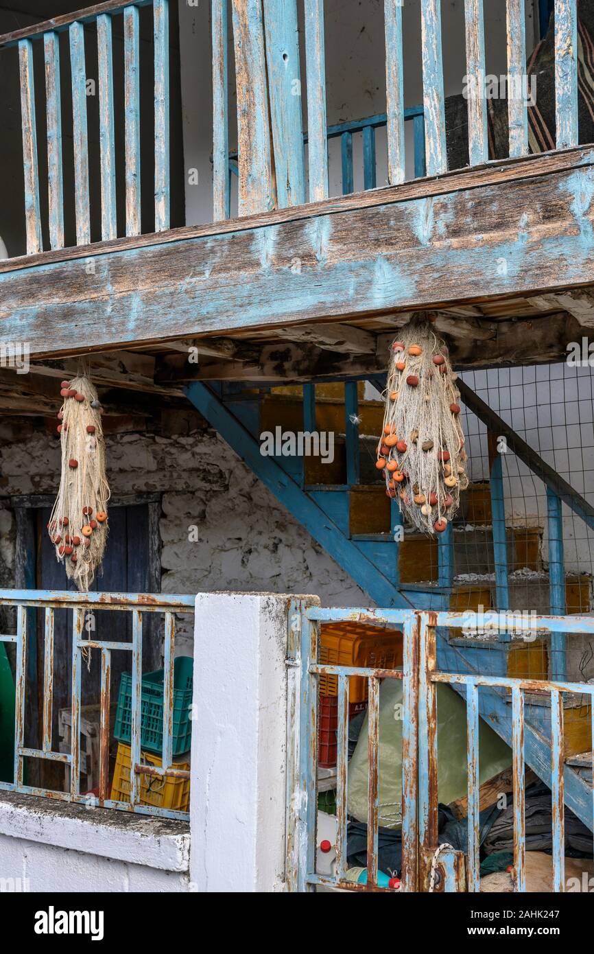 Hölzerne Balkone und Fischernetze im Dorf Psarades am Lake Prespa in Mazedonien, im Norden Griechenlands. Stockfoto