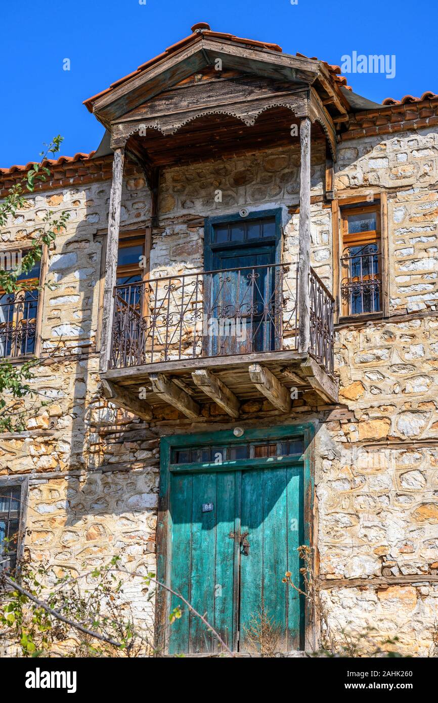 Balkon aus Holz auf einem alten, traditionellen Haus aus Stein im Fischerdorf Psarades am Lake Prespa in Mazedonien, im Norden Griechenlands. Stockfoto