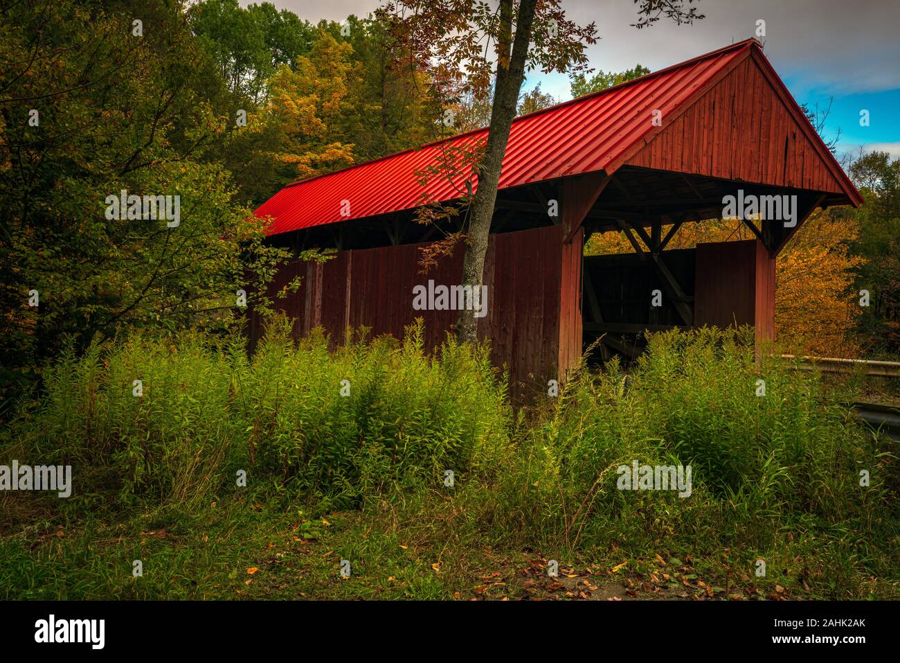 Eine schöne kleine überdachte Brücke überspannt Sterling Bach, in der Nähe von Morristown, VT. Stockfoto